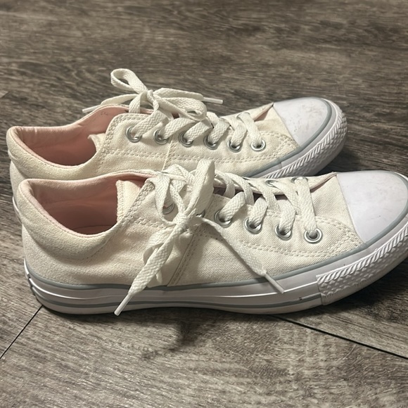 White and Pink Low top converse - Picture 3 of 4